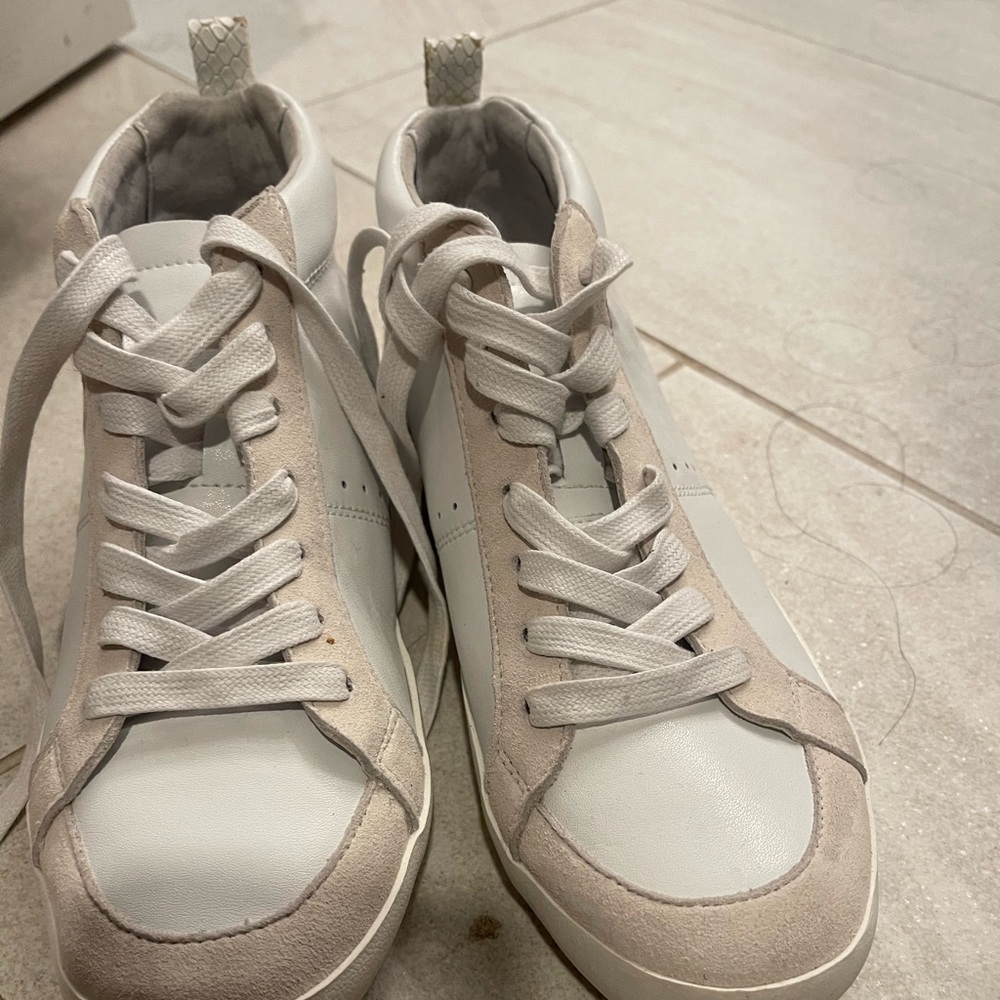 Ankle sneakers.